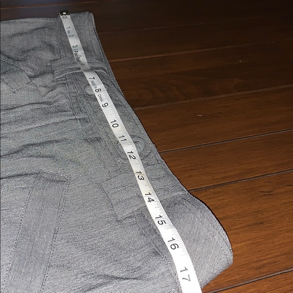 Larry Levine Dress Capri Pants. Size 12. - Picture 6 of 8